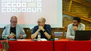 Unai Sordo y Manuel Pina, dirigentes de CC. OO., y Enrique Pueyo, alcalde de Aínsa.