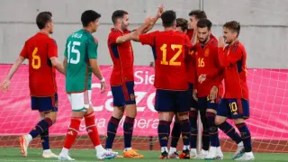 Los jugadores de España-sub 21 celebran el gol del empate esta noche de martes ante México.