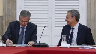 - El expresidente del Gobierno de España José Luis Rodríguez Zapatero (d) y el gobernador del Banco de España Pablo Hernández de Cos (i) durante la reunión del Patronato del Real Instituto Elcano