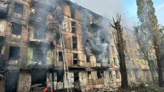Imagen de un edificio residencial gravemente dañado por un ataque con misiles rusos en la ciudad de Kryvyi Rih.