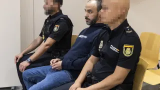 El criminal Adil Lazizi, en prisión por asesinato, durante el juicio celebrado ayer en Zaragoza por no volver de un permiso penitenciario.