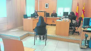 La madre de la bebé, en el centro, durante el juicio celebrado ayer en el Juzgado de lo Penal de Teruel.