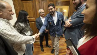 Alejandro Nolasco -a la derecha-, que continúa de concejal, saluda a los ediles del PSOE, que cesan