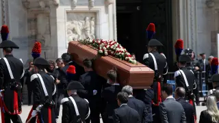 El féretro de Berlusconi entrando en la catedral de Milán ITALY-BERLUSCONI/FUNERAL