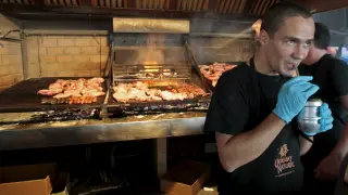 Un parrillero de carne del restaurante del pabellón de Uruguay de Expo Zaragoza 2008.