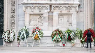 Flores frente a la Catedral de Milán antes del funeral de estado del ex primer ministro italiano, Silvio Berlusconi.