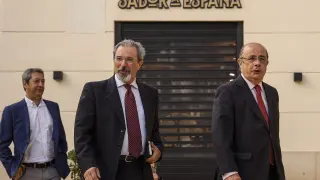 De izquierda de derecha: Vicente Barrera, Carlos Flores, candidato de Vox a la presidencia de la Generalitat, y Gil Lázaro, presidente de Vox en Valencia
