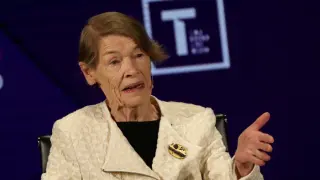 FILE PHOTO: Actor and politician Glenda Jackson speaks on stage at the Women In The World Summit in New York, U.S, April 12, 2019. REUTERS/Brendan McDermid/File Photo