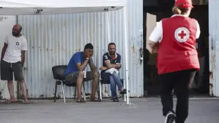 Un voluntario de Cruz Roja atendiendo a los migrantes de Grecia.