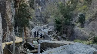 El sendero, acondicionado con pasarelas y escaleras, discurre por el cañón del río Guadalope.