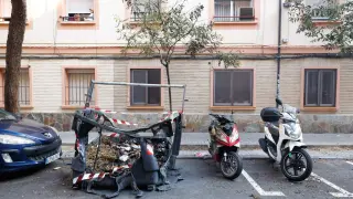 El fuego en un contenedor de Las Delicias afecta a un coche y tres motocicletas