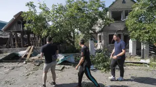Tres hombres inspeccionan viviendas drestruidas en una localidad cerca de Kiev UKRAINE RUSSIA CONFLICT