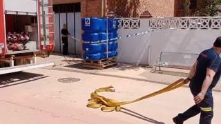 Los bomberos han colocado bidones de agua potable por las calles para que se sirvan los vecinos.