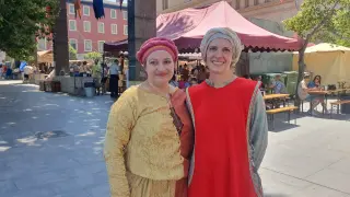 Actrices Ana Pavía y Susana Martínez en el Mercado de las Tres Culturas de Zaragoza 2023.