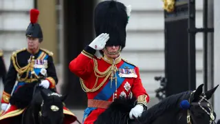 Carlos III saluda mientras monta a caballo como parte de su primer desfile 'Trooping the Colour' con el que se rinde honores al jefe del Estado en su cumpleaños.