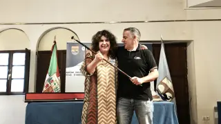 l alcalde saliente de Ondarroa, Zunbeltz Bedialauneta (EH Bildu), entrega el bastón de mando a la alcaldesa entrante de la ciudad, Urtza Alkorta (EH Bildu), este sábado