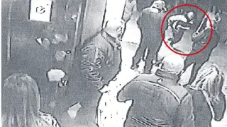 Una cámara de la discoteca grabó al autor de la agresión -con círculo rojo- cuando huía.