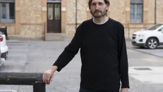 El portavoz de los vecinos que perdieron sus hogares, Javier Carbó, delante del albergue de Cáritas, que les ha acogido temporalmente.