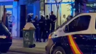 Efectivos de la Policía Nacional, en la calle de Juan Pablo Bonet de Zaragoza