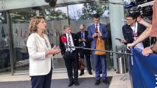 La ministra española para la Transición Ecológica, Teresa Ribera, atiende a los medios a su llegada al consejo de ministros de Energía en Luxemburgo, este lunes.
