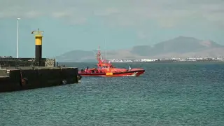 Barco pesquero que ha localizado a menos de un kilómetro de la costa de Los Cocoteros, en Lanzarote, una lancha neumática con 53 inmigrantes a bordo.