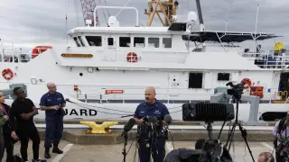 El capitán de la Guardia Costera Jamie Frederick explica el operativo de rescate desde el puerto de Boston (Estados Unidos). USA COAST GUARD SEARCH