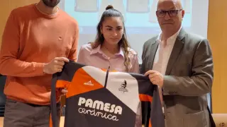 Ruth Ballester, ganadora del concurso, muestra una camiseta con el nuevo diseño. A su derecha el entrenador del Pamesa, Maxi Torcello. A su izquierda el presidente del Club Pamesa Teruel Voleibol.