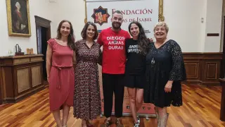 Los protagonistas de Las Bodas de Isabel, Pedro Endoz y Belén Izquierdo -segunda por la derecha-, con la alcaldesa, Emma Buj, la gerente de la Fundación, Lorena Muñoz, y la directora teatral, Marian Pueo.