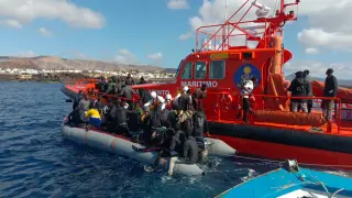 Imagen de una zódiac encontrada en Lanzarote el pasado lunes con 53 personas a bordo.