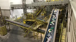 Interior de las instalaciones de la planta de reciclaje de Urbaser, en Zaragoza.