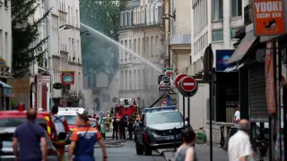 Los bomberos franceses y las fuerzas de rescate trabajan en el lugar de los hechos.