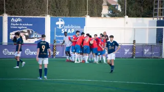 Los jugadores del Cariñena, que es uno de los dos equipos que finalmente no descienden a Preferente, celebran un gol ante el Caspe.
