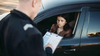 Un agente multando a una chica. gsc