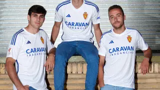 La nueva camiseta blanca del Real Zaragoza, presentada por Azón, Pau Sans y Marc Aguado.
