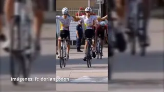 Dos ciclistas celebran antes de tiempo y pierden sus puestos cuando el tercer participante les adelanta