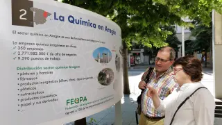 Fernando Lahoz y Blanca Ros, en la exposición divulgativa 'Zaragoza tiene Química', en el paseo de la Independencia