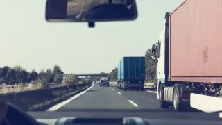 Imagen de archivo de camiones en una carretera