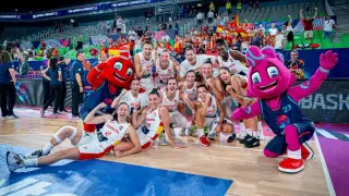 Las jugadoras de la selección española celebran el pase a semifinales del Eurobasket