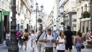 Turistas y peatones por la calle Alfonso de Zaragoza.