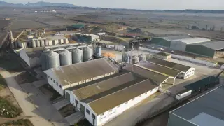 Las instalaciones de la sociedad agraria ocupan 6,8 hectáreas, con doce naves, un renovado secadero y una recién modernizada deshidratadora.