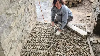 Elena Carvajal trabajando en uno de los suelos de la localidad oscense de Ibort.