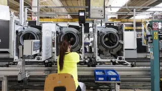 Una trabajadora en las instalaciones de la fábrica de lavadoras de BSH en La Cartuja.