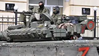 Los militares de la compañía militar privada (PMC) Wagner Group bloquean el acceso a la sede del Distrito Militar del Sur en Rostov