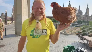 Boris Zapata, con su gallina en Zaragoza.
