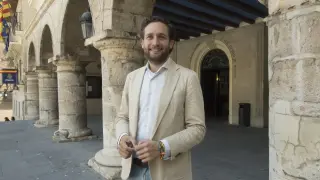 Isaac Claver, a las puertas del ayuntamiento de Monzón.