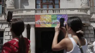 Ayuntamiento de Valencia luce los colores LGTBI