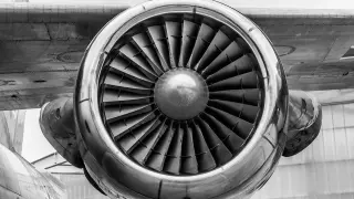 Foto de archivo de la turbina del motor de un avión