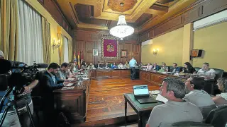 Un funcionario procede al sorteo electrónico de los miembros de las mesas ante el pleno de Teruel.