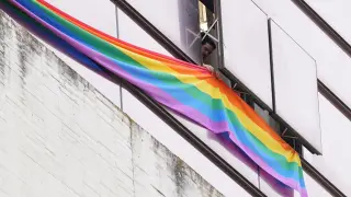 Grupo socialista cuelga bandera LGTB
