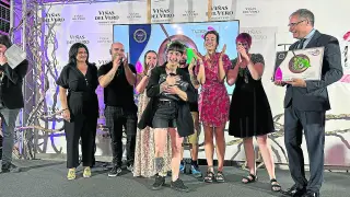 Iris Jordán, en el centro de la imagen, celebra el premio con su equipo.